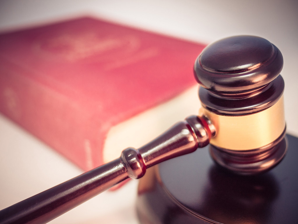 法槌與法律書籍示意，象徵外送專法上路與衝擊